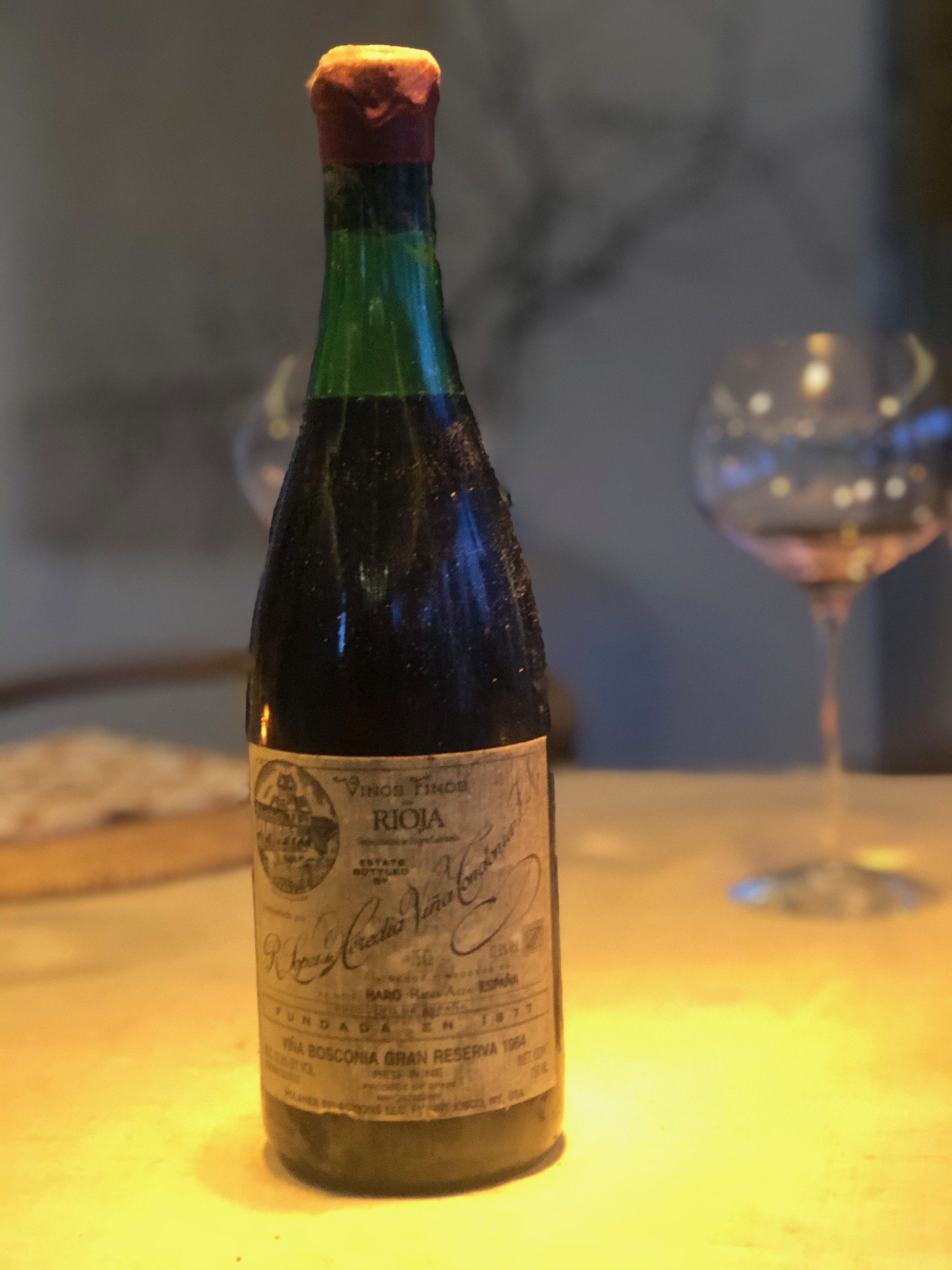 Företags- och ledningsevent i Stockholms skärgård Vintage 1964 Rioja wine bottle enjoyed during an exclusive archipelago dinner on a private RIB charter experience with 59 DEGREES NORTH in the Stockholm archipelago.